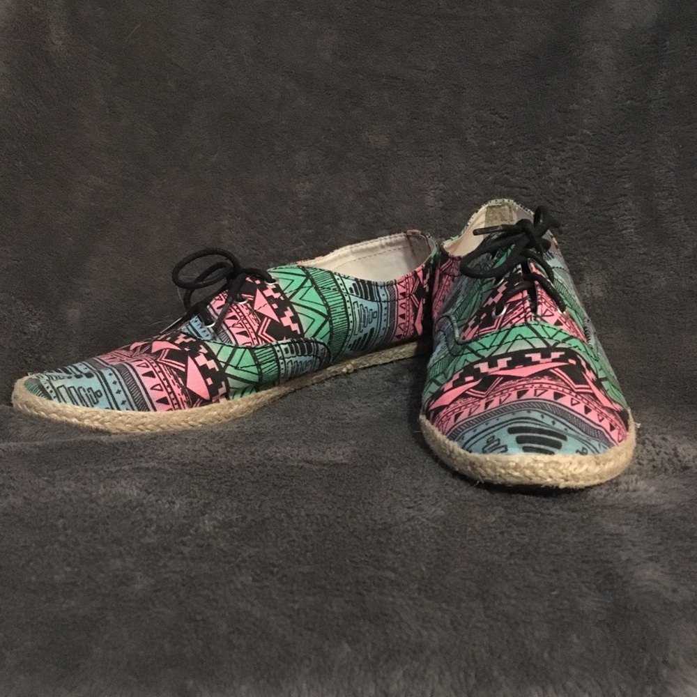 Canvas Aztec print shoes